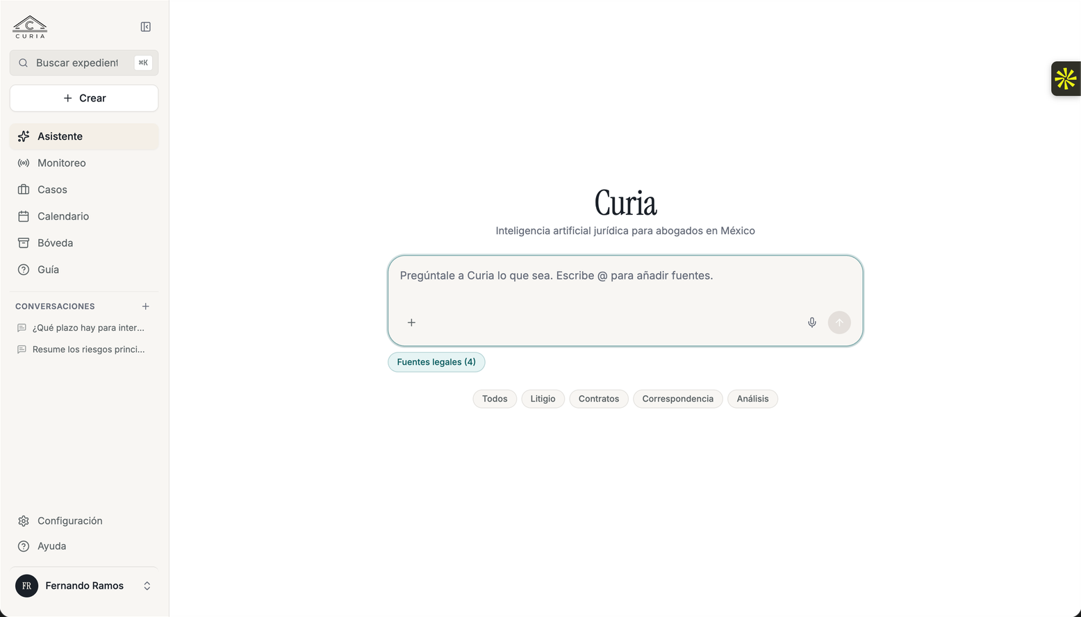 Inicio del asistente de Curia con una caja de preguntas y un filtro de fuentes legales