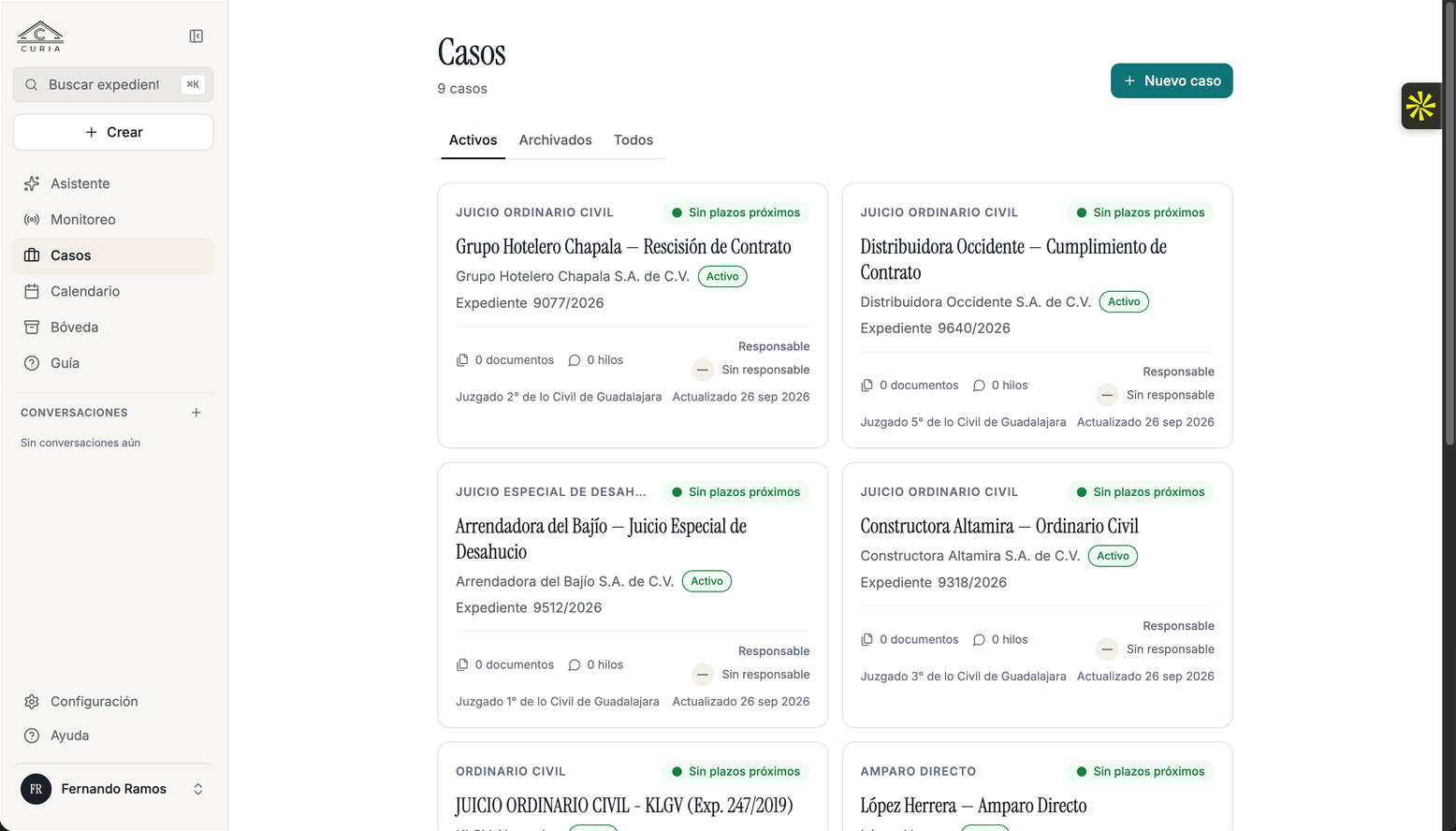 Vista de casos de Curia con casos activos en tarjetas que muestran juzgado, expediente y plazos